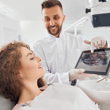 Ce factori influențează precizia unei restaurări dentare realizate digital?